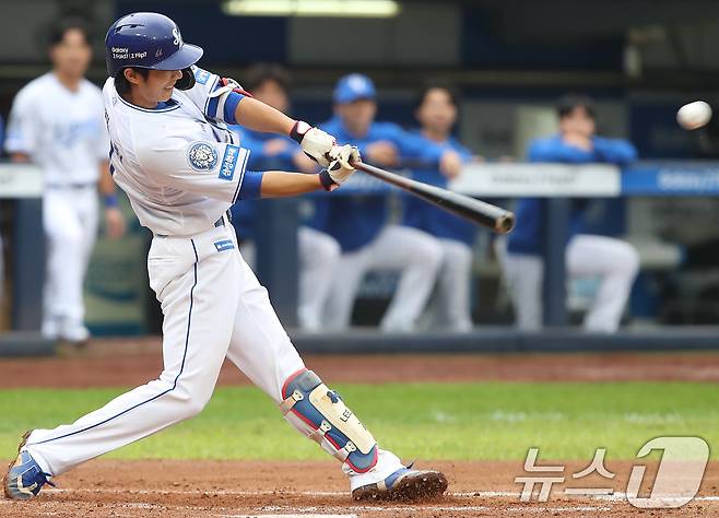 6일 오후 대구 삼성라이온즈파크에서 열린 프로야구 2025 신한 SOL뱅크 KBO 와일드카드 결정전 1차전, 삼성 라이온즈와 NC 다이노스의 경기 3회말 2사 상황 삼성 1번타자 이재현이 중견수 방면 안타를 치고 있다. 2025.10.6/뉴스1 ⓒ News1 공정식 기자