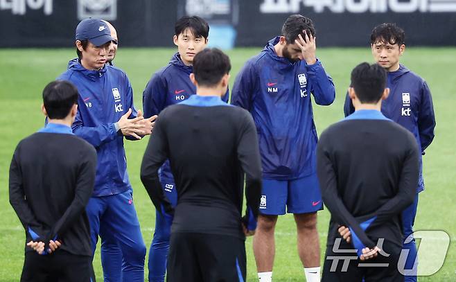 한국 축구 국가대표팀 홍명보 감독이 7일 오후 경기도 고양시 일산서구 고양종합운동장 보조구장에서 열린 팬 오픈 트레이닝 행사에서 훈련에 앞서 선수들과 대화하고 있다. 한국 축구대표팀은 오는 10일 오후 8시 서울월드컵경기장에서 브라질과 평가전을 치른 뒤 14일 파라과이와 맞붙는다. 2025.10.7/뉴스1 ⓒ News1 김민지 기자