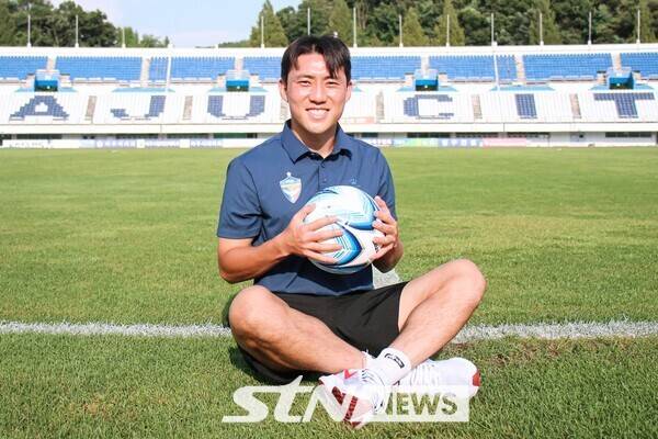 아마추어 K3리그 파주시민축구단 공격수로 활약 중인 김영규가 인터뷰를 마치고 기념촬영 포즈를 취하고 있다. /사진=파주시민축구단