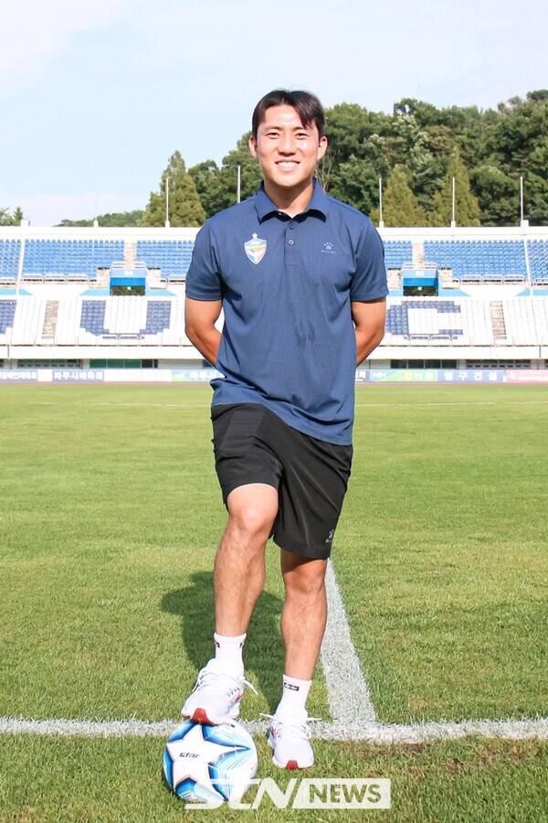 아마추어 K3리그 파주시민축구단 공격수로 활약 중인 김영규가 인터뷰를 마치고 기념촬영 포즈를 취하고 있다. /사진=파주시민축구단