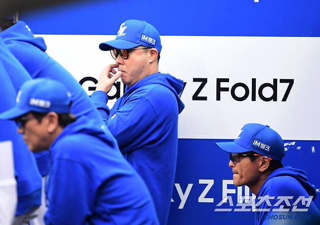 6일 대구 삼성라이온즈파크에서 열린 NC와 삼성의 와일드카드 1차전. 경기 지켜보고 있는 삼성 박진만 감독. 대구=송정헌 기자songs@sportschosun.com/2025.10.06/
