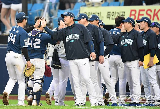 박민우가 건넨 기념구를 들고 승리의 기쁨을 나누고 있는 이호준 감독. 대구=송정헌 기자