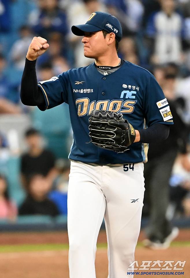 6일 대구 삼성라이온즈파크에서 열린 NC와 삼성의 와일드카드 1차전, NC가 4대1로 승리했다. 경기를 끝낸 후 환호하는 김진호의 모습. 대구=허상욱 기자wook@sportschosun.com/2025.10.06/