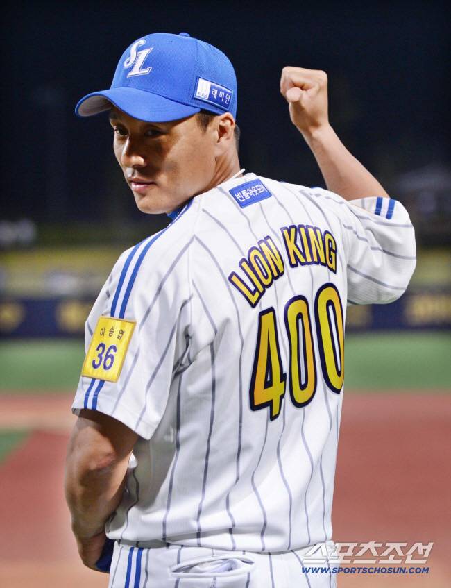 400홈런 기념 유니폼을 입고 포즈를 취한 이승엽. 스포츠조선DB