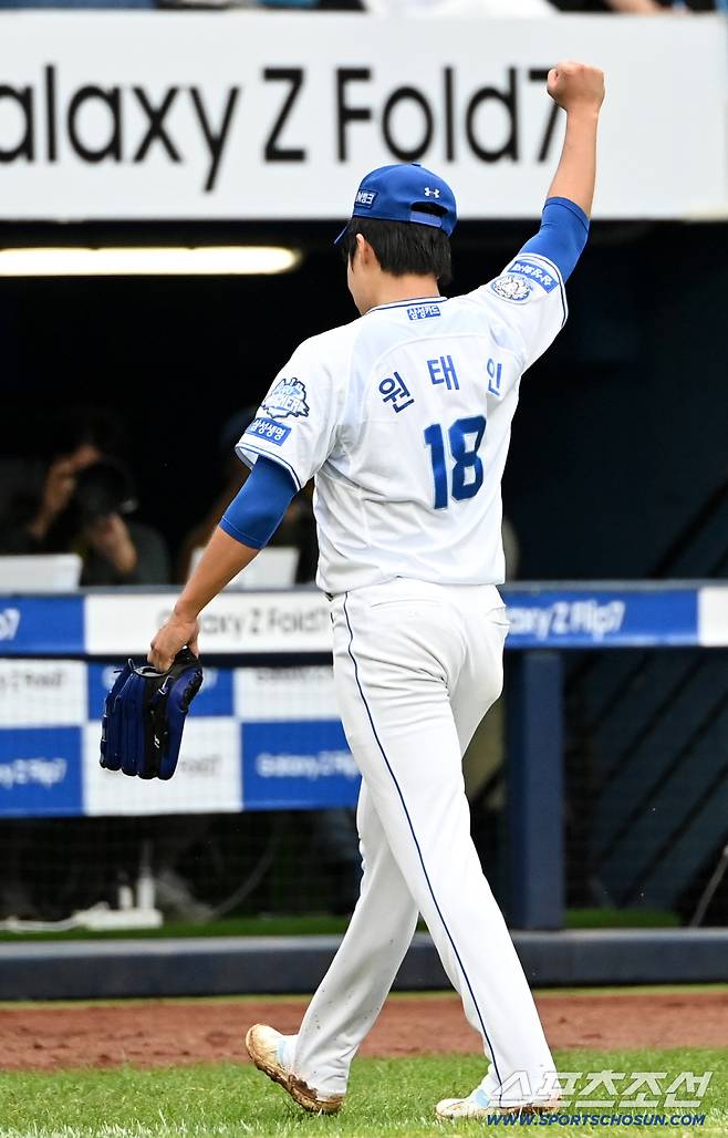 7일 대구삼성라이온즈파크에서 열린 NC와 삼성의 와일드카드 2차전, 6회초 2사 1,2루 삼성 원태인이 NC 이우성을 외야 플라이로 잡아내 이닝을 끝내며 환호하고 있다. 대구=허상욱 기자wook@sportschosun.com/2025.10.07/