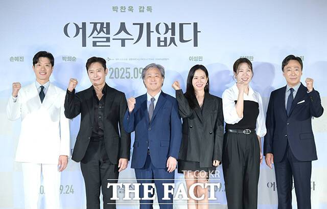 염혜란(오른쪽에서 두 번째)은 "굳이 어떤 의미를 찾기보다는 편안하게 보셔라. 박 감독님의 일생에 어울리는 작품이라고 생각한다. 예리함이 있지만 공부하는 자세보다 편안하게 힘 빼고 보셨으면 좋겠다"고, 이성민(오른쪽)은 "보면 볼수록 놓쳤던 표정이나 숨은 디테일을 새롭게 발견할 수 있으니 여러 번 보는 것을 추천해 드린다"고 말했다. /장윤석 기자