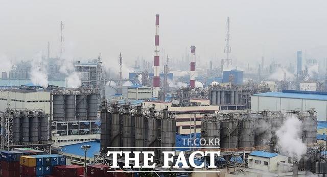 국내 석유화학 기업들이 중국발 공급과잉 영향으로 장기간 침체를 겪고 있지만 주력 품목에 따라 희비가 엇갈린 것으로 나타났다. 여수산단 전경. /더팩트 DB