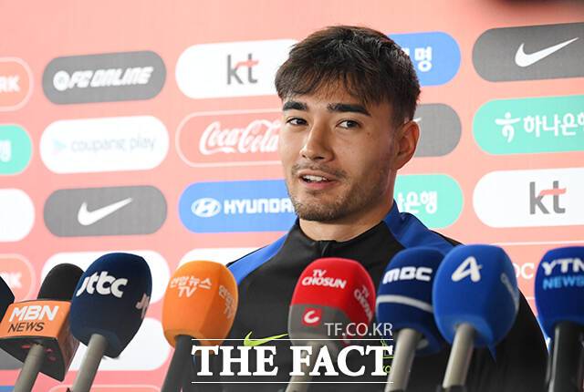 대한민국 축구 국가대표팀 옌스 카스트로프가 7일 오후 경기 고양시 고양종합운동장 보조경기장에서 팬 오픈 트레이닝에 앞서 인터뷰하고 있다. /고양=박헌우 기자