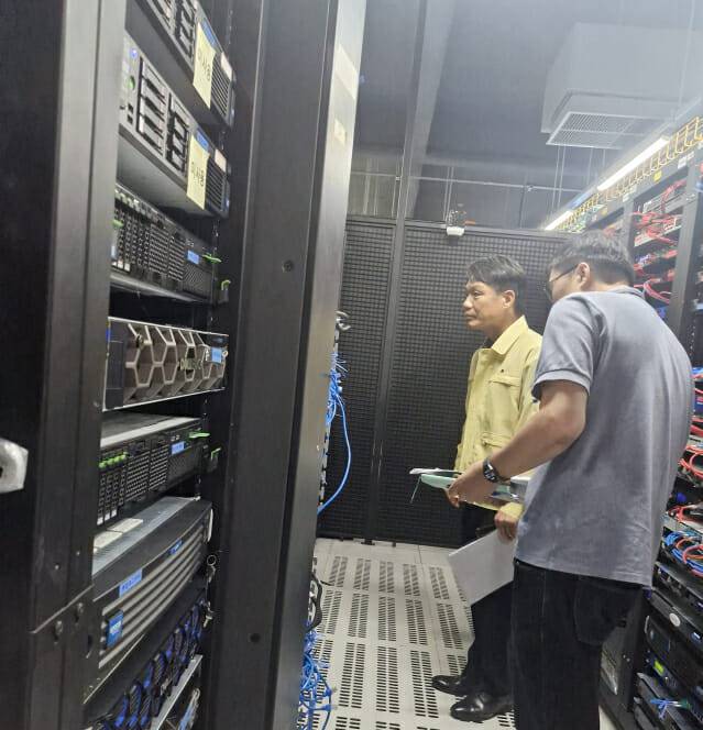 이상훈 한국산업단지공단 이사장(왼쪽)이 지난 5일 가산동 IDC센터를 방문해 시설을 점검하고 있다.