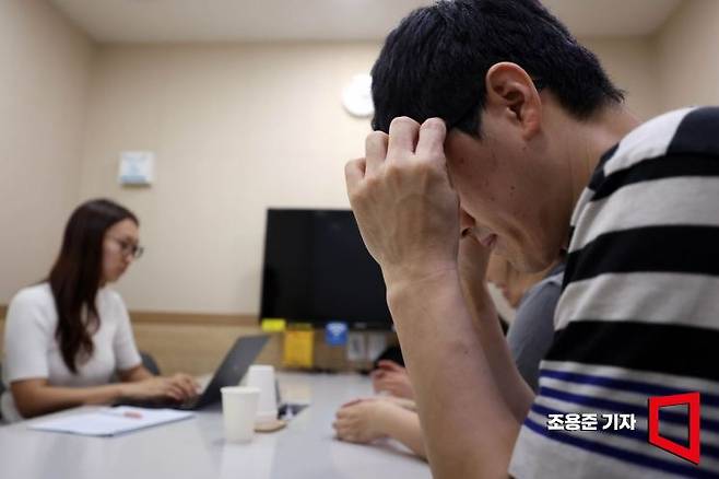 프랜차이즈 본사의 과도한 대출 권유로 피해를 입은 점주들이 서울의 한 사무실에서 아시아경제와 인터뷰 하고 있다. 조용준 기자