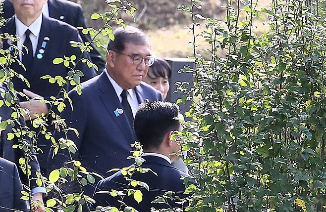 지난달 30일 오후 이시바 시게루 일본 총리가 한일 정상회담 전 고 이수현 의인 묘지를 참배하기 위해 부산 금정구 영락공원에서 이동하고 있다./김동환 기자