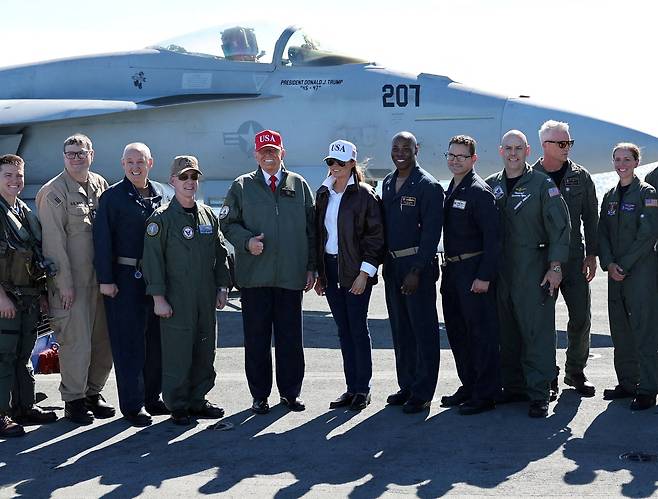 도널드 트럼프 미국 대통령과 멜라니아 여사가 5일 미국 버지니아주 노퍽에서 열린 미 해군 창건 250주년 기념식에서 미 해군들과 사진을 찍고 있다. /로이터 연합뉴스