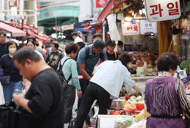 추석을 앞둔 23일 남대문시장을 찾은 시민들이 장을 보고 있다. /연합뉴스