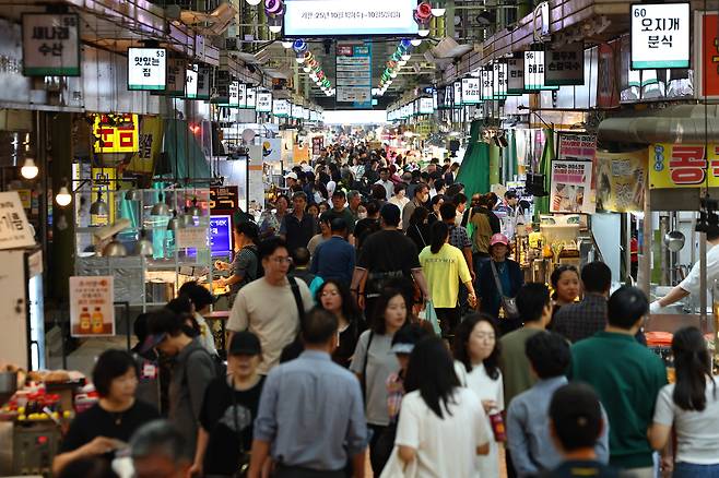 추석 연휴를 앞둔 1일 서울 마포구 망원시장이 이용객들로 북적이고 있다. /연합뉴스