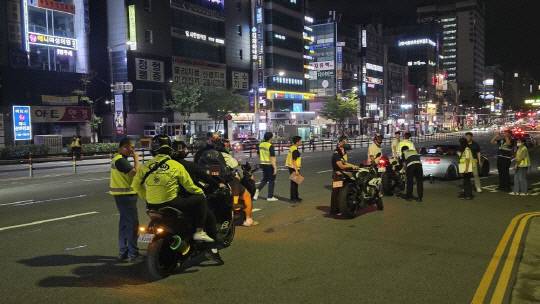 충남경찰청은 지난 광복절에 천안시 신세계백화점 앞에서 폭주행위 등을 단속했다. 충남경찰청 제공