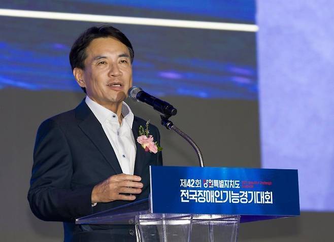 김진태 강원특별자치도지사가 지난달 16일 오후 강원 강릉시 스피드스케이팅경기장에서 열린 제42회 강원특별자치도 전국장애인기능경기대회 개회식에서 축사를 하고 있다. ⓒ뉴시스