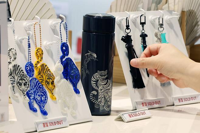 넷플릭스 애니메이션 영화 ‘케이팝 데몬 헌터스’ 등 우리의 국가유산을 소재로 한 콘텐츠들이 전 세계적으로 인기를 얻고 있는 가운데 서울 용산구 국립중앙박물관 공식 굿즈 매장 ‘뮷즈샵’에서 관람객들이 제품을 살펴보고 있다. 뉴스1