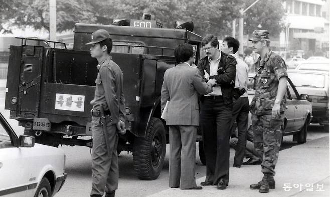 폭발로 아수라장이 된 현장을 출동한 미군이 한국 관계자들과 대책을 의논하고 있다.  동아일보 DB