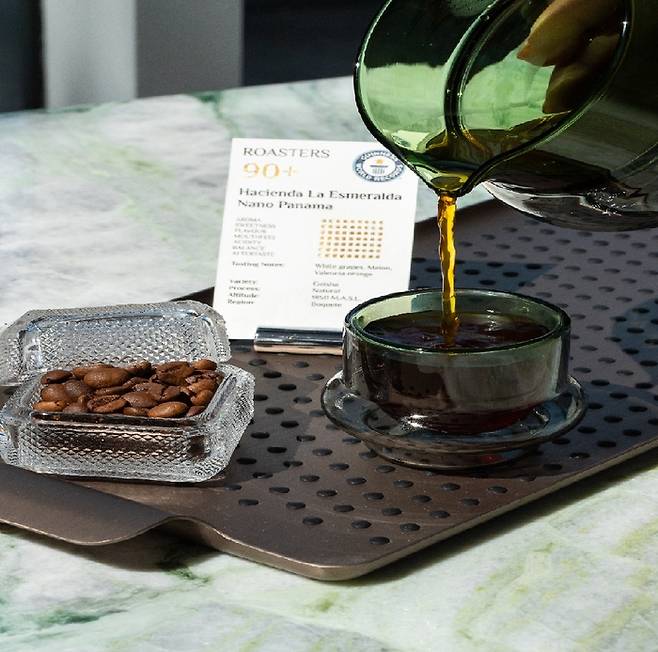 '세계에서 가장 비싼 커피'로 기네스 인증을 받은 두바이의 한 카페가 출시한 커피. 사진=기네스 월드 레코즈(GWR)