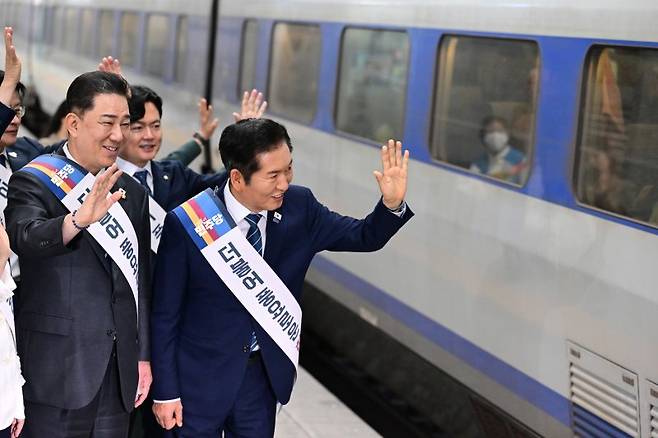 정청래 더불어민주당 대표와 김병기 원내대표를 비롯한 지도부가 지난 2일 서울 용산역에서 추석 귀성객에게 인사를 하고 있다.  뉴스1