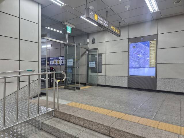 서울지하철 9호선 가양역 지하1층 개찰구 옆에 설치된 계단과 경사로 위에 1번 출구로 향하는 에스컬레이터가 설치된 모습. 정인선 기자