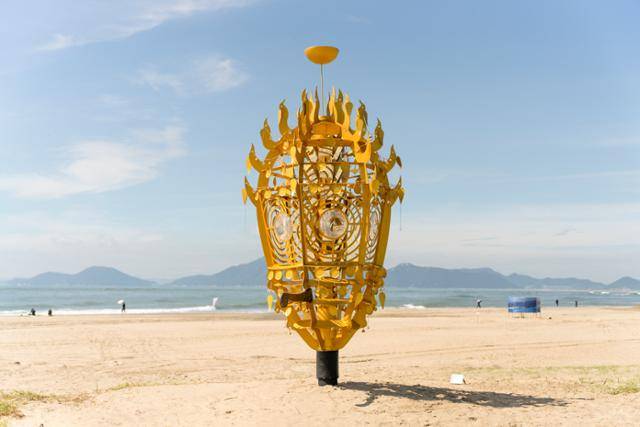 부산 다대포해수욕장에서 열리는 '바다미술제'를 위해 설치된 김상돈의 조각 '알 그리고 등대'. 부산비엔날레 제공