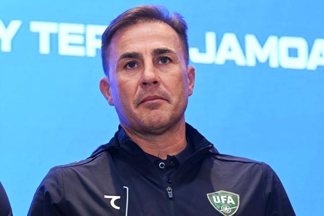 우즈베키스탄 축구대표팀 사령탑으로 선임된 파비오 칸나바로 감독이 7일(한국시간) 우즈베키스탄 타슈켄트에서 열린 기자회견에서 취재진의 질문을 듣고 있다. 타슈켄트=AP 연합뉴스