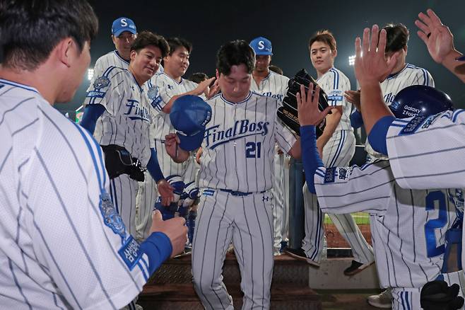 30일 대구 삼성라이온즈파크에서 열린 KIA 타이거즈전에서 마지막 공을 던지고 더그아웃으로 들어오는 오승환. 삼성 제공