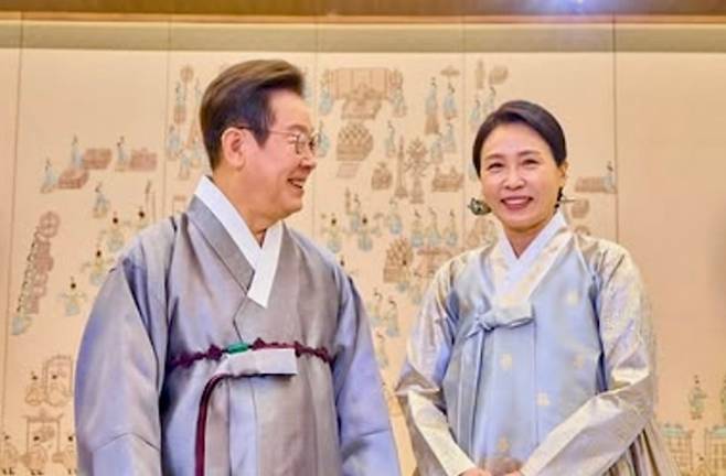 (왼쪽부터) 이재명 대통령, 김혜경 여사. 7일 한복 차림으로 명절 인사를 하는 모습을 소셜미디어(SNS)에 공개했다.