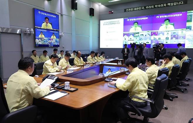 윤호중 중앙재난안전대책본부장(행정안전부 장관)이 지난 3일 정부서울청사 중앙재난안전상황실 서울상황센터에서 회의를 주재하는 모습. (행정안전부)