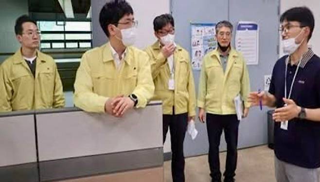 김민재 행정안전부 차관(왼쪽 두번째)이 지난 5일 대전 국가정보자원관리원 전산실 복구상황을 점검하고 있다. (행정안전부 SNS)