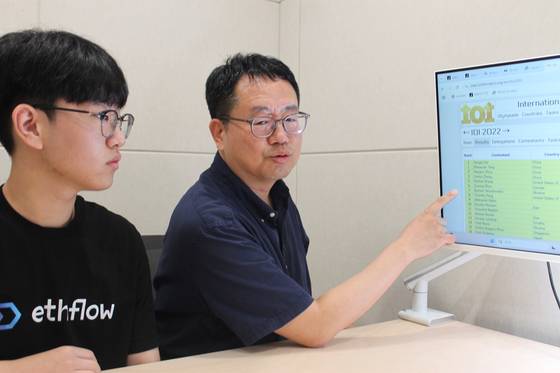 변재우군의 아버지 변명광씨가 지난 2일 경기 수원의 한 스터디카페에서 중국 학생들이 모두 1~4위를 독차지한 2022년 국제 정보 올림피아드 성적 결과를 가리키고 있다. 김민상 기자