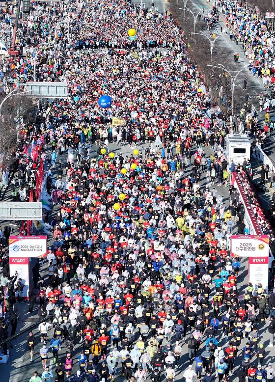 지난 2월 23일 오전 대구 수성구 대구스타디움에서 열린 '2025 대구국제마라톤'에서 참가자들이 힘차게 출발하고 있다. 연합뉴스