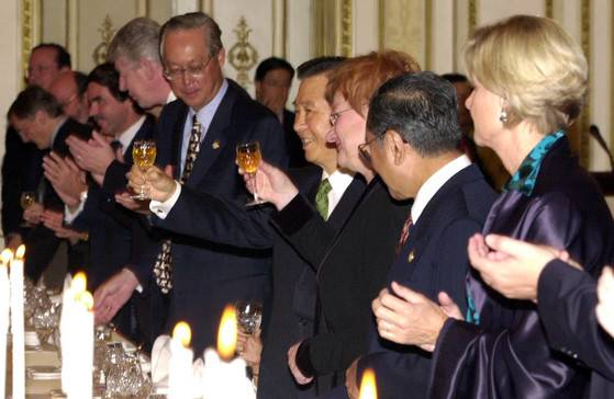 김대중 대통령이 2000년 10월 20일 오후 청와대 영빈관에서 열린 대통령 주최 만찬에서 25개국 정상들을 향해 건배를 제의하고 있다. 중앙포토