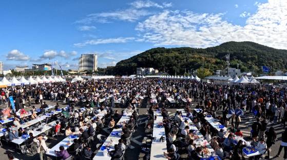 지난해 11월 열린 통영 어부장터 축제 현장. 사진 통영시