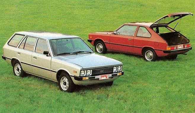 포니 웨건(앞) 모델과 포니 해치백 모델(뒤). 현대차 제공