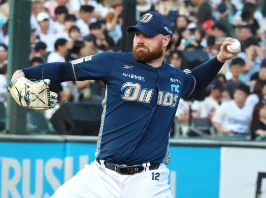 투구하는 NC 선발 로건. 사진[연합뉴스]