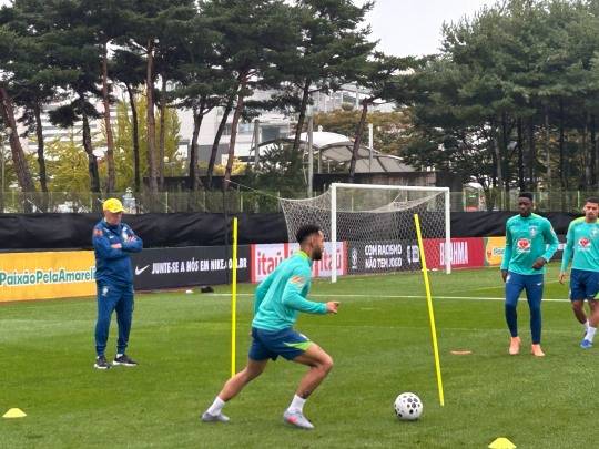 선수들의 훈련을 지켜보는 카를로 안첼로티 브라질 대표팀 감독. 사진[연합뉴스]