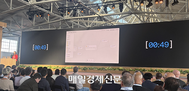 오픈AI 제품 책임자 크리스틴이 데브데이 2025 무대에서 8분 만에 AI에이전트를 제작하는 시연을 선보였다. AI에이전트 개발이 완료됐을 때 무대 위 타이머에는 49초가 남아 있었다. [사진=원호섭 기자]