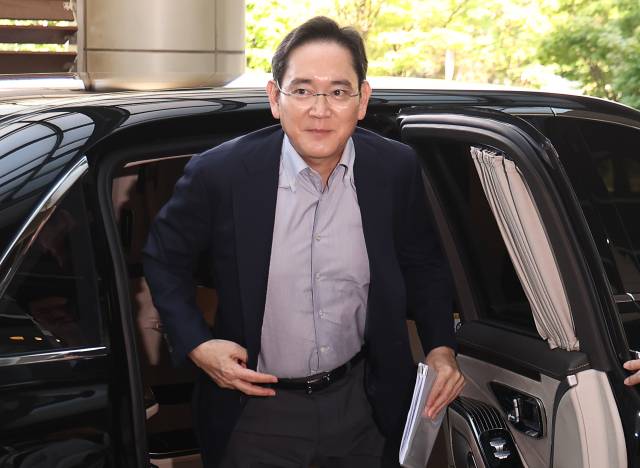 이재용 삼성전자 회장이 미국 워싱턴DC에서 열리는 한미 정상회담의 경제사절단에 동행하기 위해 지난달 24일 서울 강서구 서울김포비즈니스항공센터(SGBAC)를 통해 출국하고 있다. [사진출처 = 연합뉴스]