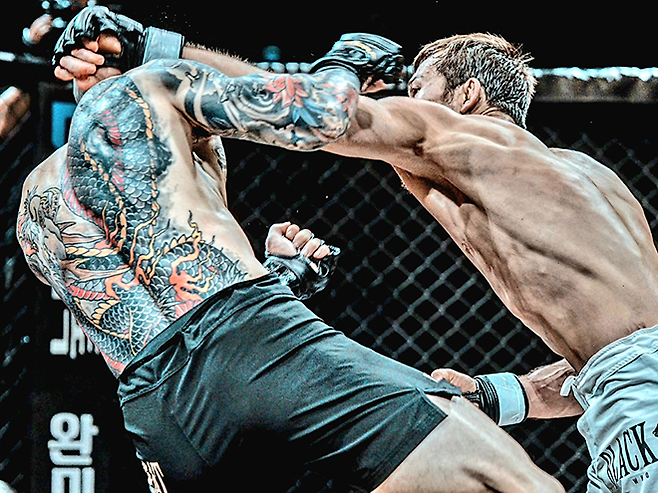 Road to UFC 시즌4 라이트급 쇼케이스 출전이 무산된 ‘울프킹’ 아딜레트 누르마토프가 2025년 8월 인천광역시 영종국제도시 인스파이어 아레나 페더급 메인이벤트에서 제3대 블랙컴뱃 밴텀급 챔피언 ‘투신’ 김재웅을 몰아붙이고 있다. 사진=이데아 파라곤