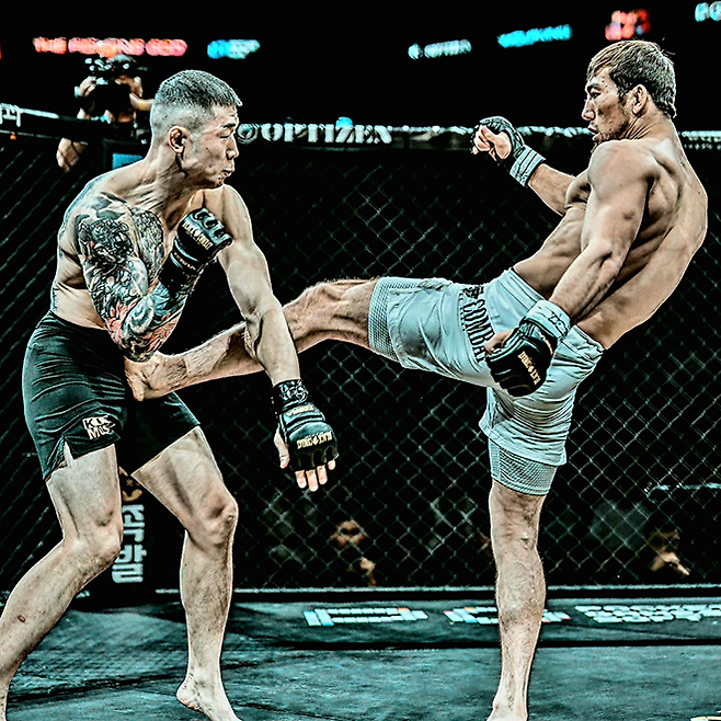 Road to UFC 시즌4 라이트급 쇼케이스 출전이 무산된 ‘울프킹’ 아딜레트 누르마토프가 2025년 8월 인천광역시 영종국제도시 인스파이어 아레나 페더급 메인이벤트에서 제3대 블랙컴뱃 밴텀급 챔피언 ‘투신’ 김재웅을 발로 차고 있다. 사진=이데아 파라곤