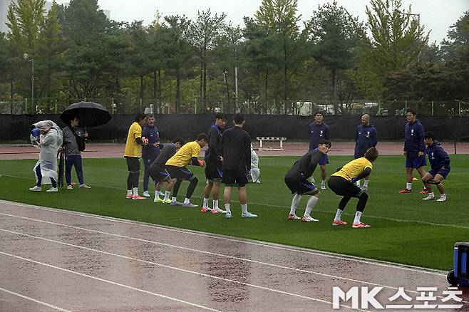 10월 첫 훈련에 임하고 있는 대표팀 선수들. 사진=이근승 기자