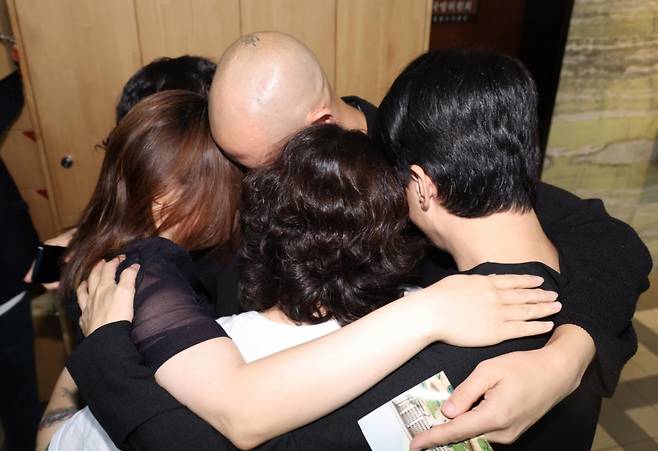 서울 여의도 국회 본회의에서 문신사법안이 가결되자 방청하던 문신사들이 서로 부둥켜 안고 눈물을 훔치고 있다. /사진=뉴시스