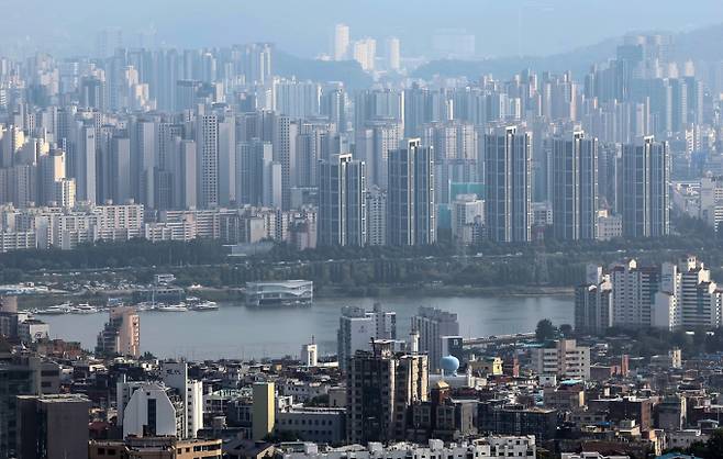 10월 수도권 입주 물량은 전월(5395가구) 대비 79% 감소한 1128가구로 2015년 5월(1104가구) 이후 가장 적을 예정이다. 사진은 서울 남산에서 바라본 시내 아파트 단지. /사진=뉴스1