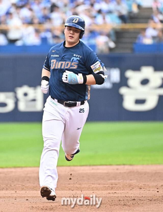 6일 오후 대구광역시 수성구 대구삼성라이온즈파크에서 진행된 '2025 프로야구 KBO리그 포스트시즌' 와일드카드 결정전 1차전 삼성라이온즈와 NC다이노스의 경기. NC 김형준이 5회초 1사에서 솔로홈런을 터뜨린 뒤 베이스를 돌고 있다./대구 = 송일섭 기자