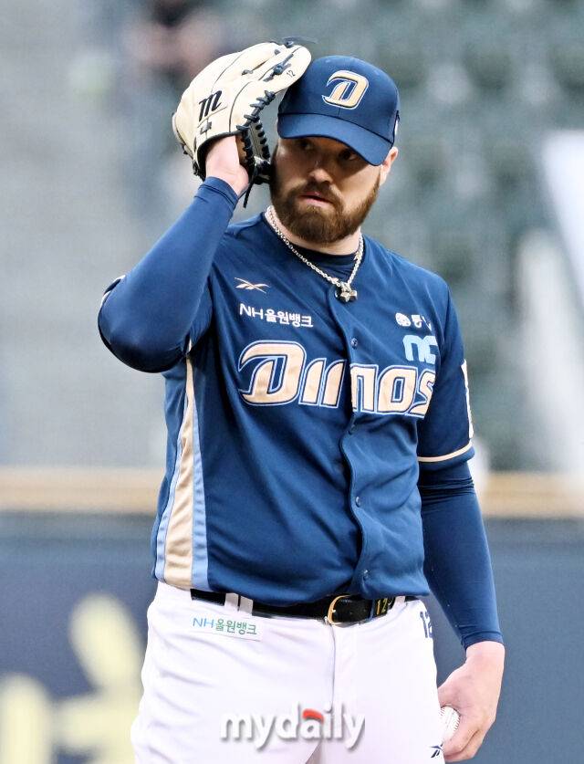 23일 오후 서울 잠실야구장에서 진행된 '2025 프로야구 KBO리그' 두산베어스와 NC다이노스의 경기. NC 로건이 선발등판해 피치컴을 확인하고 있다./마이데일리