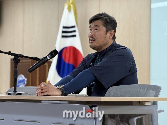 7일 경기에 앞서 인터뷰 중 눈물을 흘린 NC 다이노스 이호준 감독./대구 = 박승환 기자