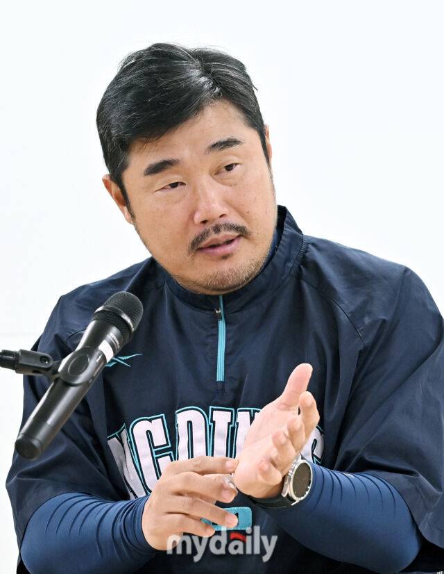 7일 오후 대구광역시 수성구 대구삼성라이온즈파크에서 진행되는 '2025 프로야구 KBO리그 포스트시즌' 와일드카드 결정전 1차전 삼성라이온즈와 NC다이노스의 경기. NC 이호준 감독이 경기 전 인터뷰를 하고 있다./대구 = 송일섭 기자