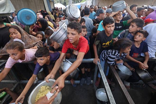 어린이들이 지난달 말 가자지구에서 식량 배급을 받기 위해 고군분투하고 있다. [AFP]